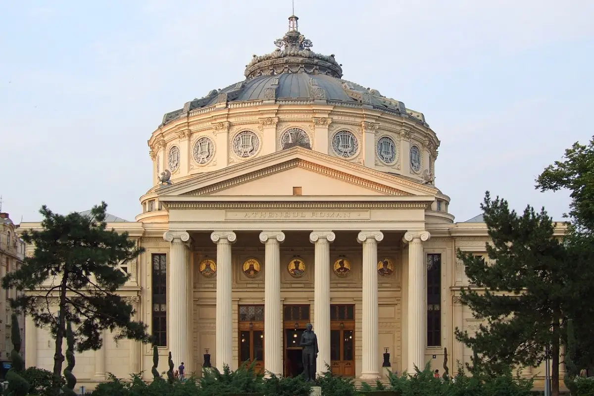 Ateneul Român văzut din față, cu coloanele și cupola, în Sectorul 1 din București