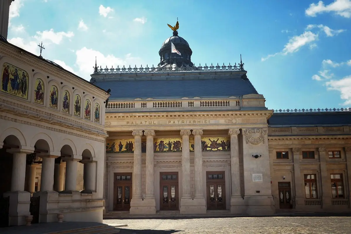 Palatul Patriarhiei de pe Dealul Mitropoliei, cu fațada cu coloane și cupola, în Sectorul 4 din București