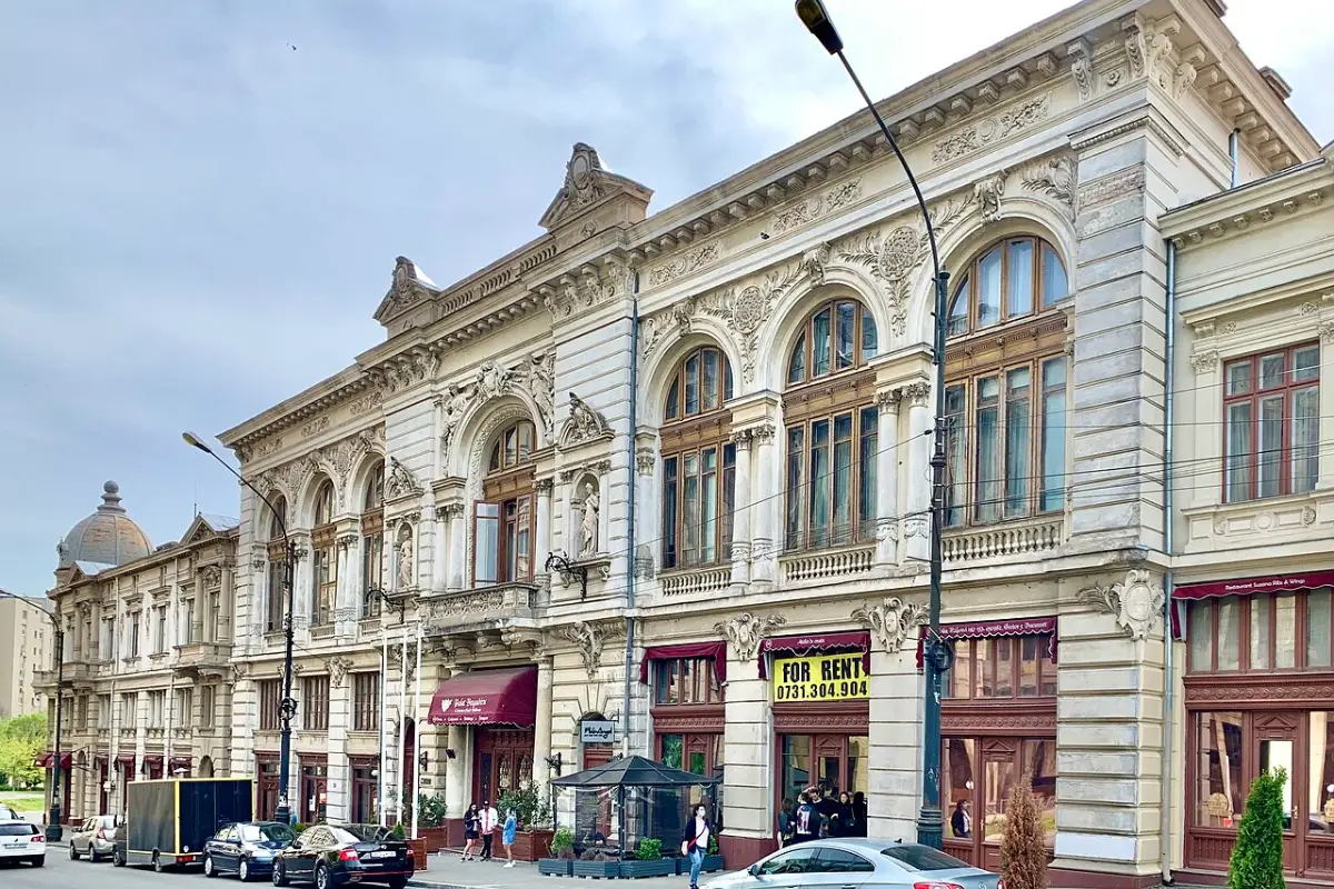 Fațada Palatului Bragadiru de pe Calea Rahovei, în Sectorul 5 din București