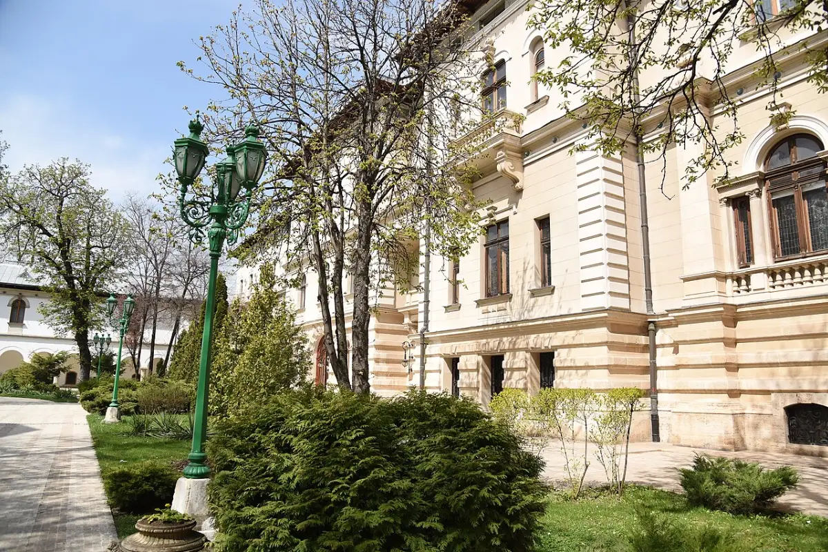 Palatul Cotroceni văzut din grădină, cu un felinar verde în prim-plan, în Sectorul 6 din București