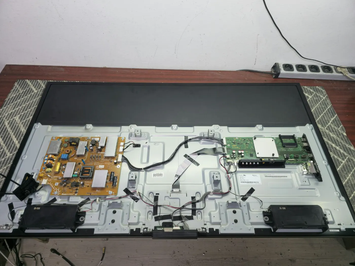 Televizorul Sony KD-55XE8096 desfăcut pe bancul de lucru
